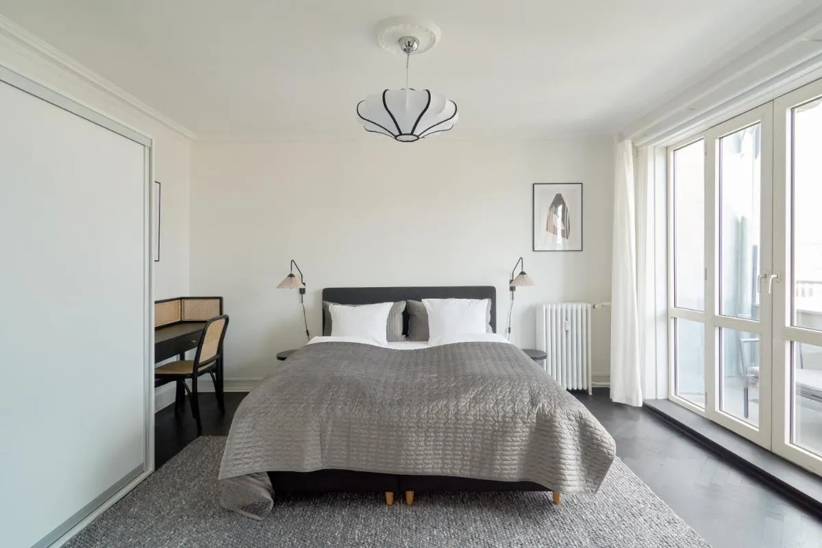 Image 2 of Beautiful 3 Bedroom Flat Near Shopping & Metro