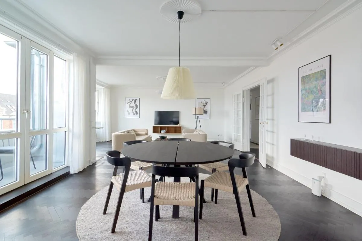 Image 4 of Beautiful 3 Bedroom Flat Near Shopping & Metro