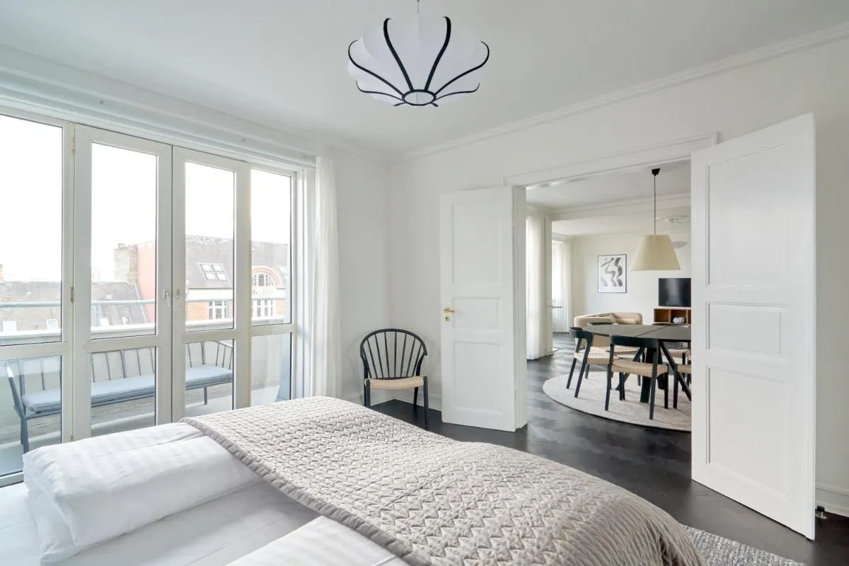 Image 3 of Beautiful 3 Bedroom Flat Near Shopping & Metro