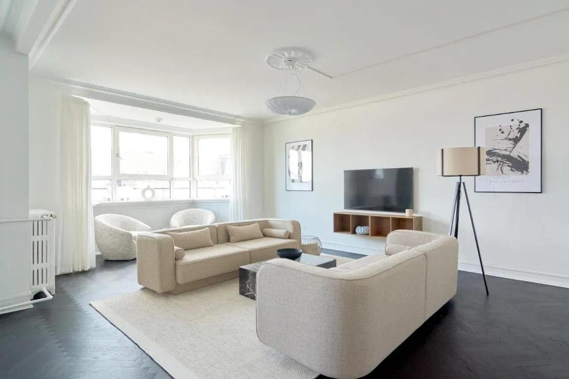 Image of Beautiful 3 Bedroom Flat Near Shopping & Metro