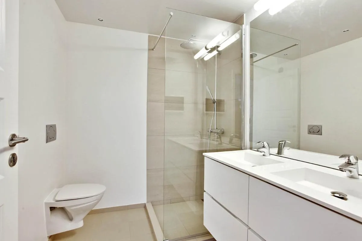 Image 2 of CITY LUX APARTM, 2 FULL BATHROOMs, 3v