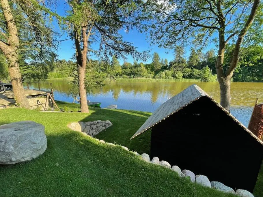 Image of Hyggelig sommerhus. med udsigt, til vand fra senge