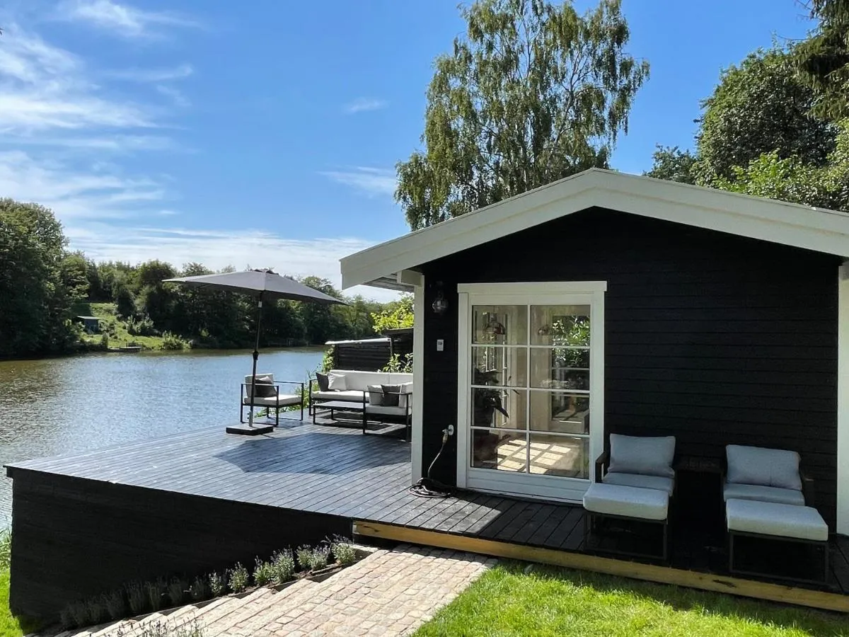 Image 2 of Hyggelig sommerhus. med udsigt, til vand fra senge
