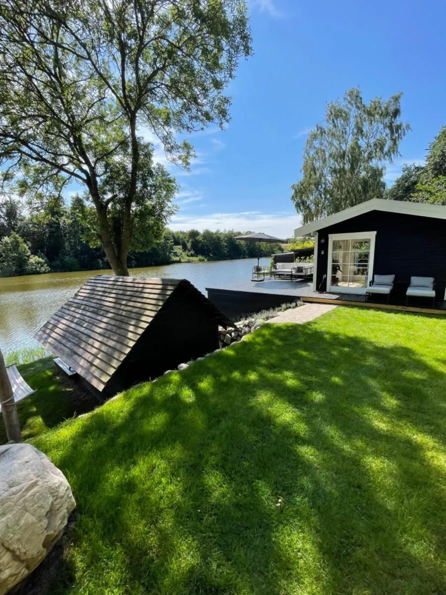 Image 1 of Hyggelig sommerhus. med udsigt, til vand fra senge