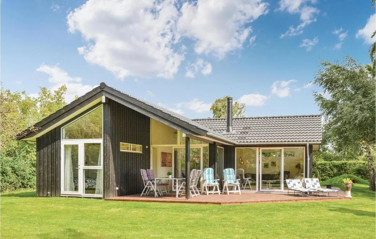 Image of Three-Bedroom Holiday Home in Dronningmolle