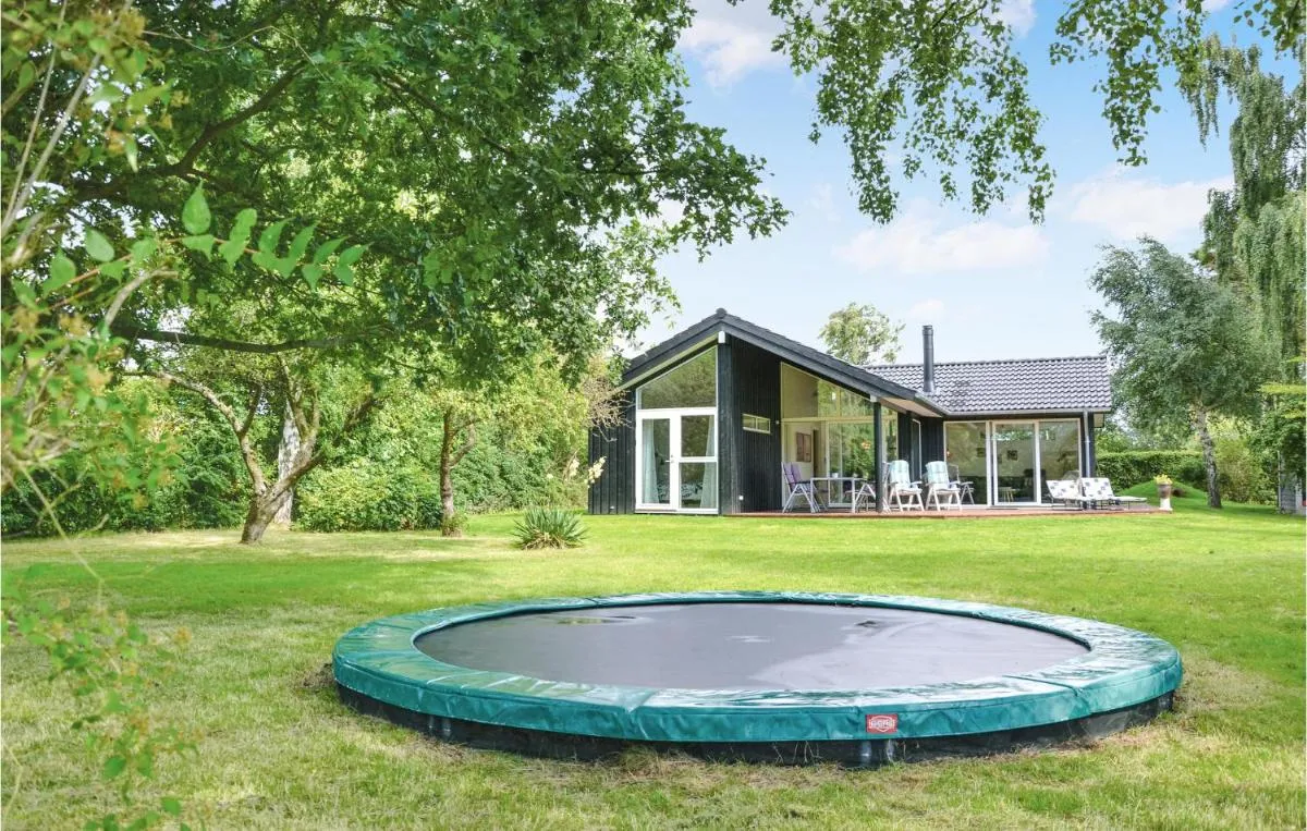 Image 5 of Three-Bedroom Holiday Home in Dronningmolle