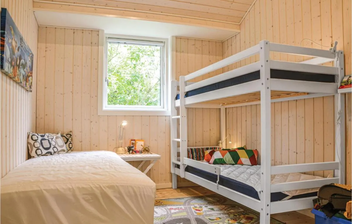 Image 6 of Three-Bedroom Holiday Home in Dronningmolle