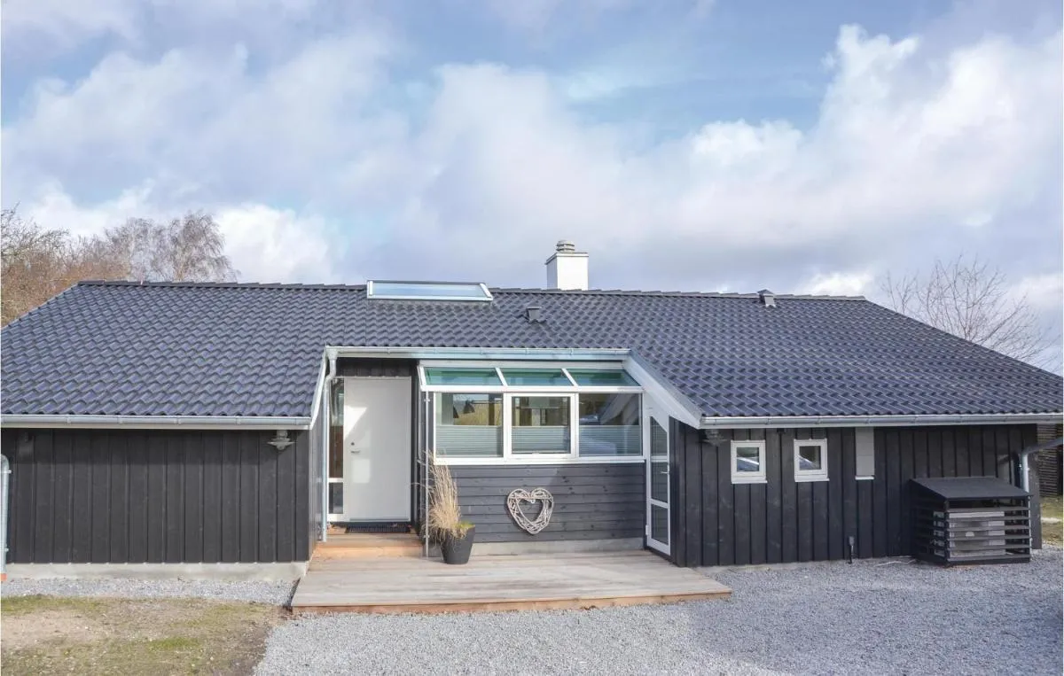 Image 5 of Three-Bedroom Holiday Home in Jagerspris
