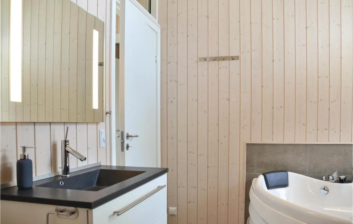 Image 2 of Three-Bedroom Holiday Home in Jagerspris