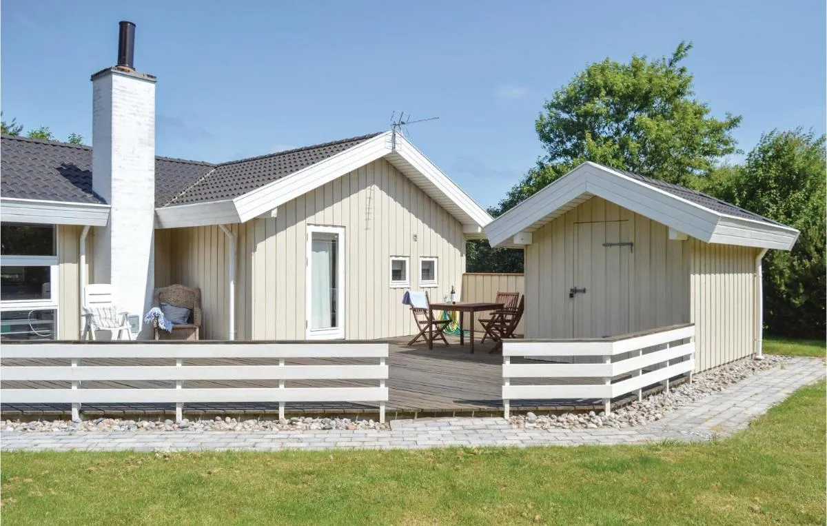 Image 5 of Three-Bedroom Holiday home with a Fireplace in Melby