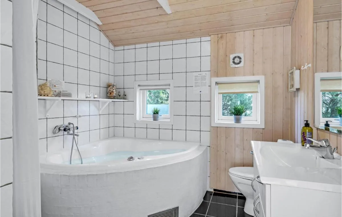 Image 2 of Three-Bedroom Holiday home with a Fireplace in Melby