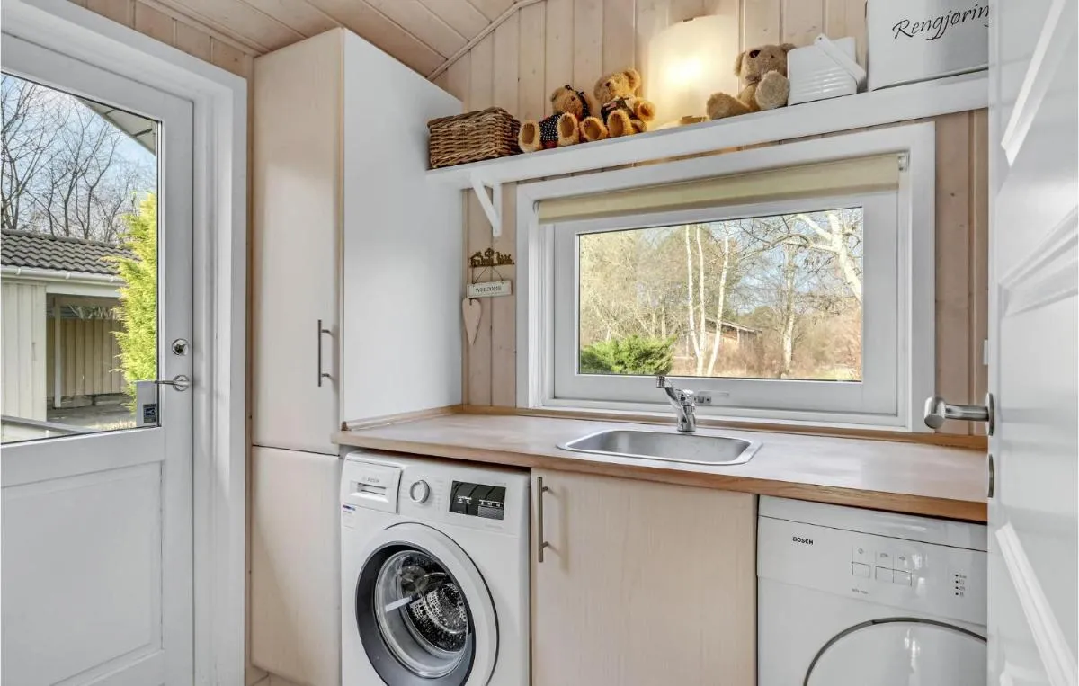 Image 4 of Three-Bedroom Holiday home with a Fireplace in Melby