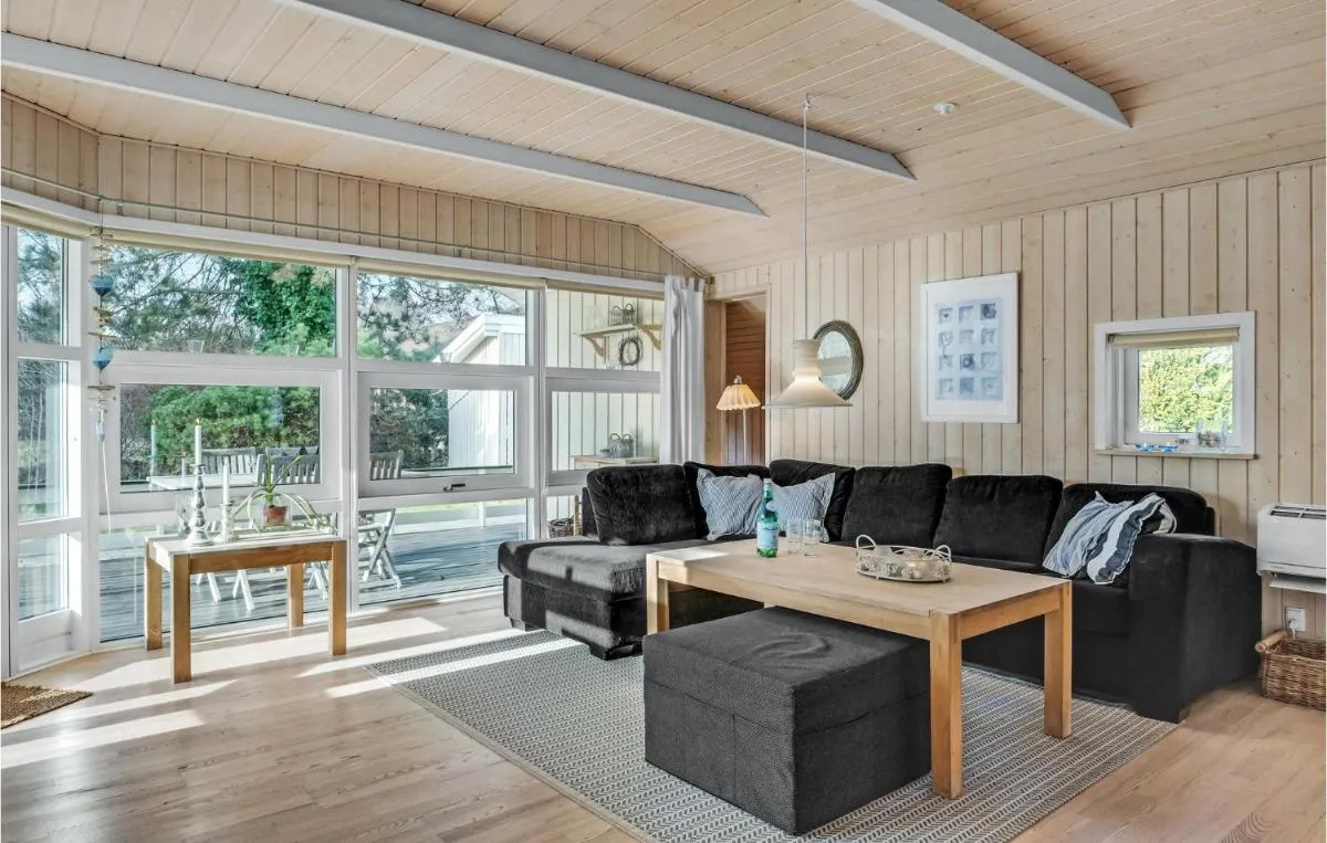 Image 6 of Three-Bedroom Holiday home with a Fireplace in Melby