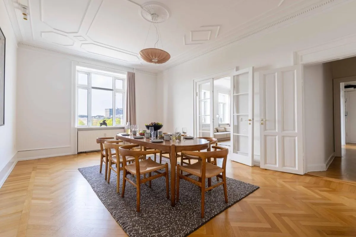Image 1 of 3 Bedroom Flat in Lovely Area