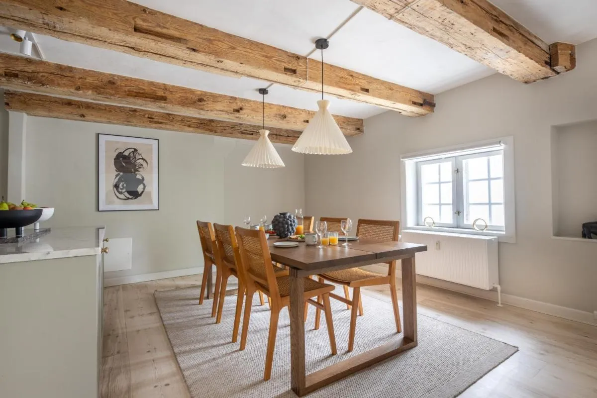 Image 5 of City Apartment With Exposed Ceiling Beams