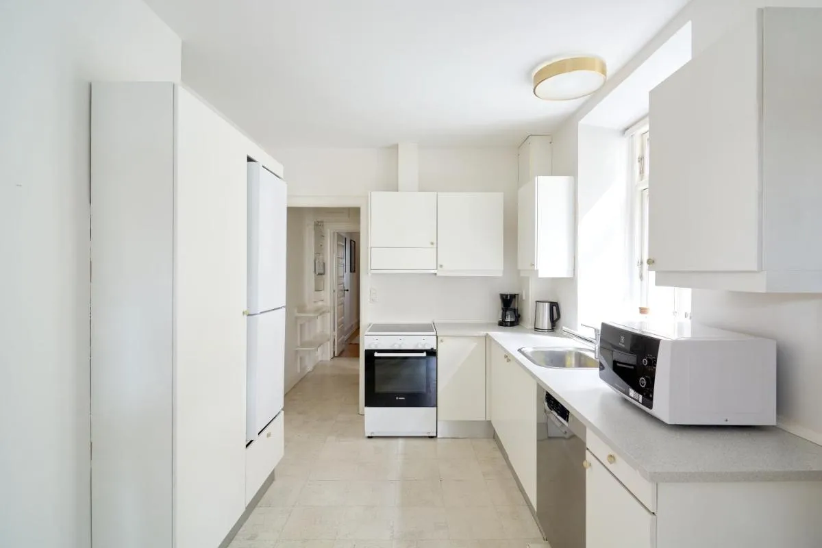 Image 3 of Famous Lakes Apt – City Central
