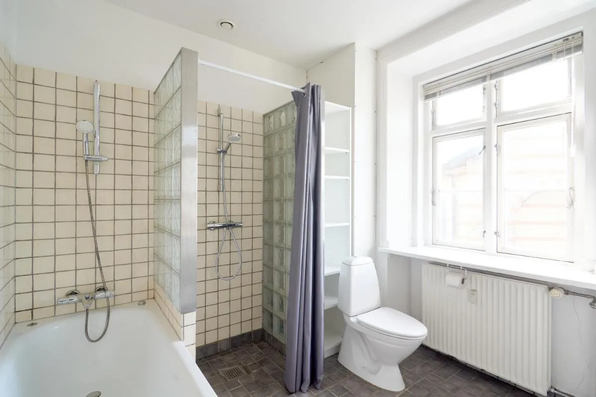 Image 4 of Famous Lakes Apt – City Central
