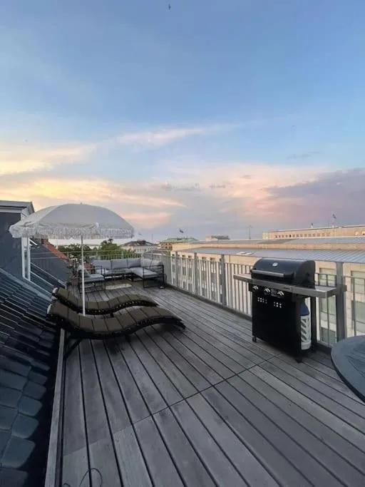 Image of Kings apt, doublex w water view & private terrasse