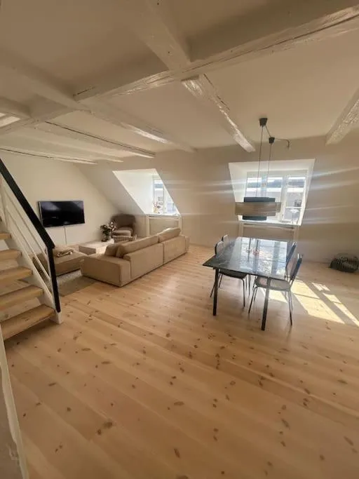Image 3 of Kings apt, doublex w water view & private terrasse