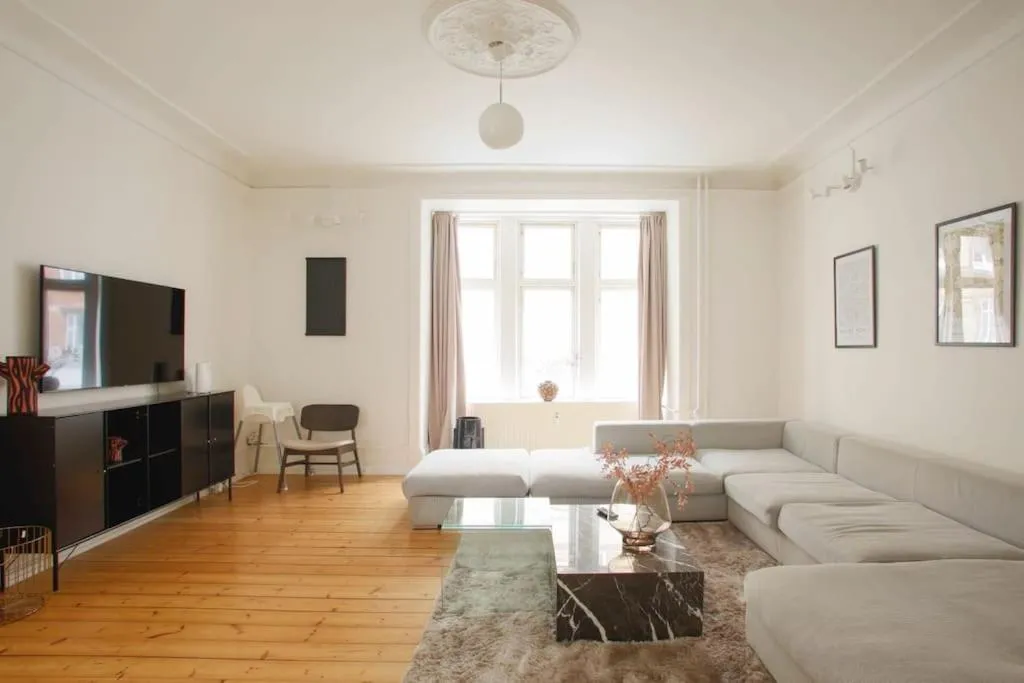 Image of Large & Bright 3BR Flat w Whirlpool Near Metro