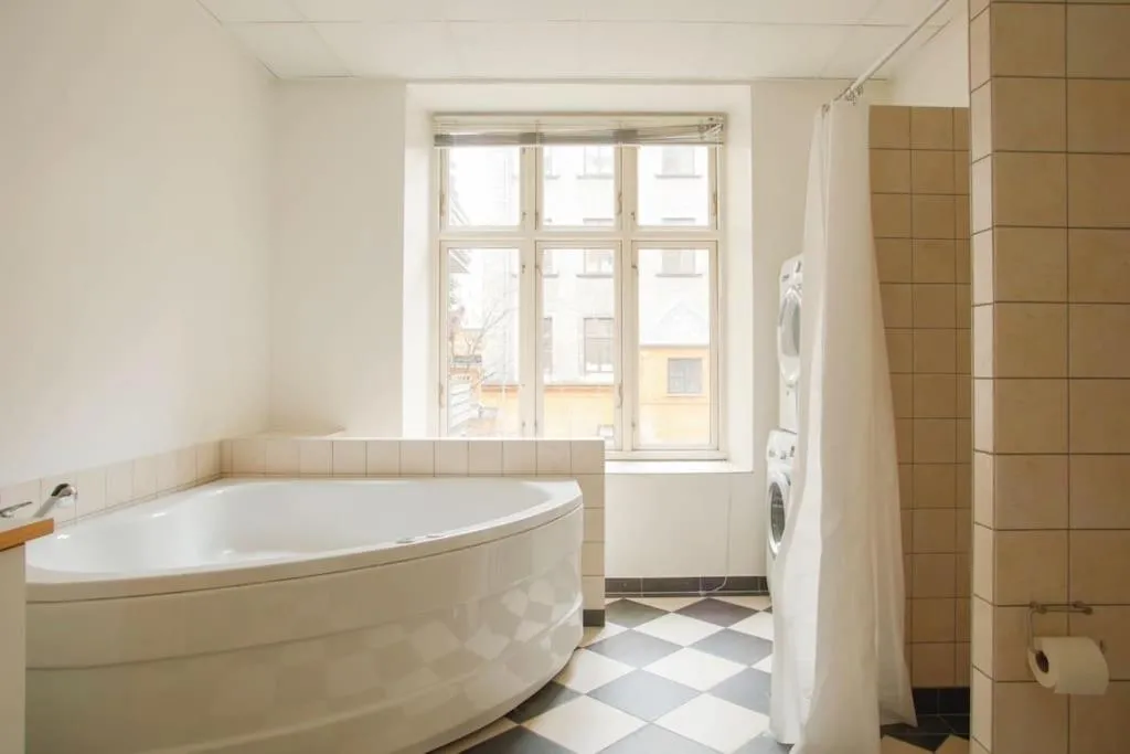 Image 1 of Large & Bright 3BR Flat w Whirlpool Near Metro