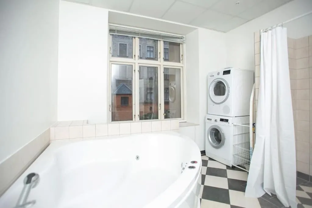 Image 2 of Large & Bright 3BR Flat w Whirlpool Near Metro