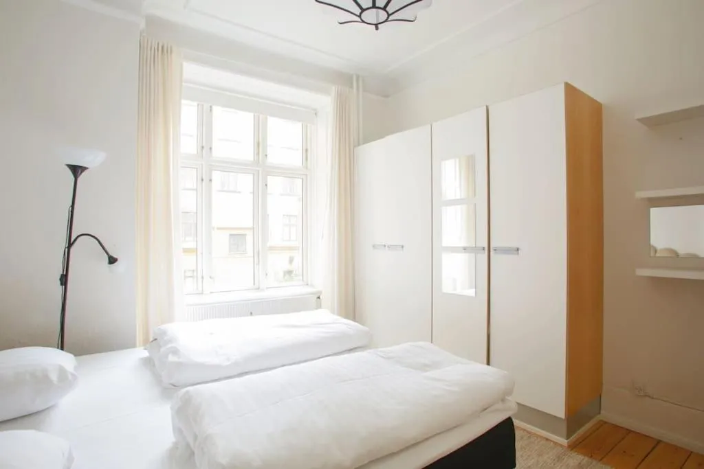 Image 4 of Large & Bright 3BR Flat w Whirlpool Near Metro