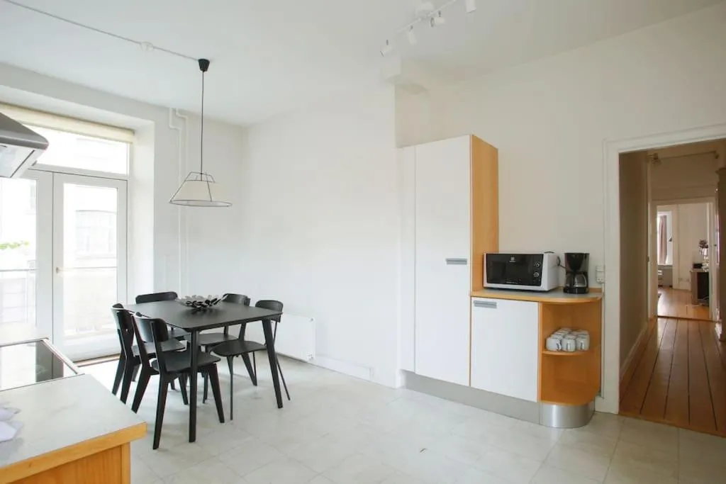 Image 5 of Large & Bright 3BR Flat w Whirlpool Near Metro