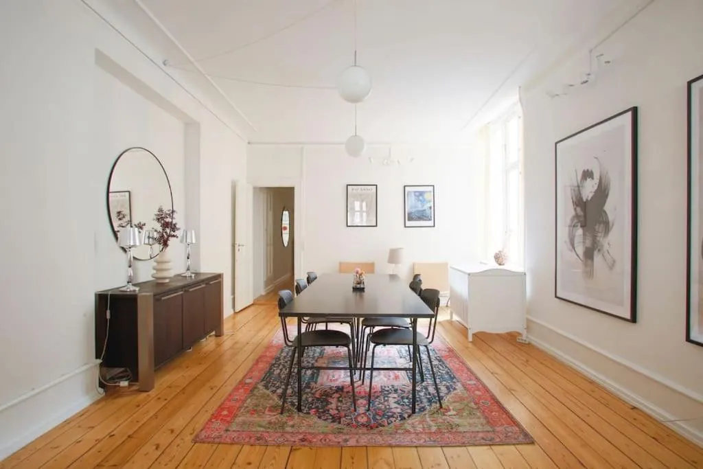 Image 6 of Large & Bright 3BR Flat w Whirlpool Near Metro