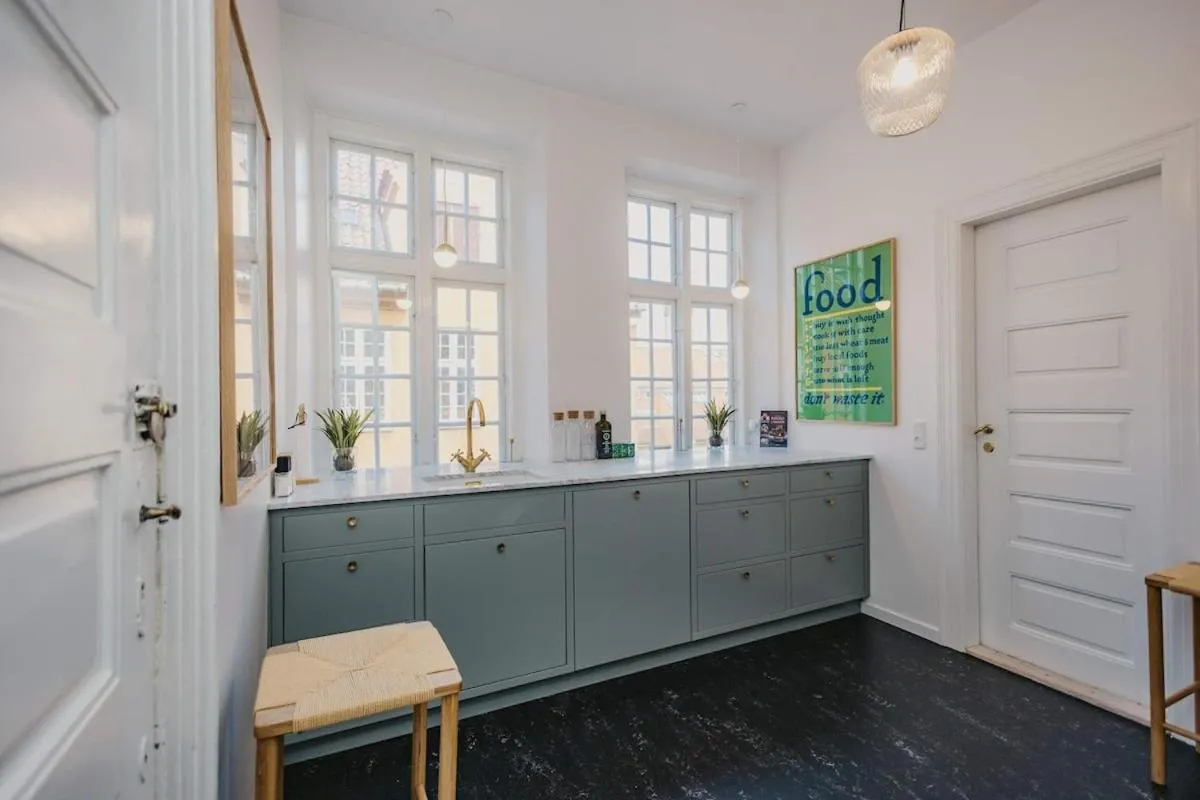 Image 2 of Lovely Apartment Overlooking King’s Garden