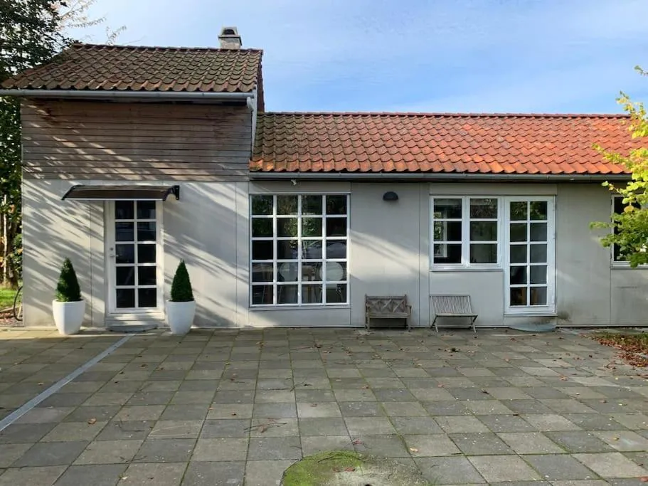 Image of Modern 2 bedroom cottage close to airport and town – sleeps 8