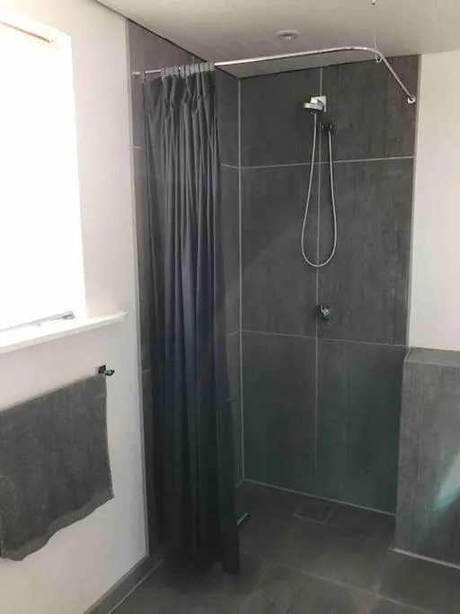 Image 3 of Modern 2 bedroom cottage close to airport and town – sleeps 8