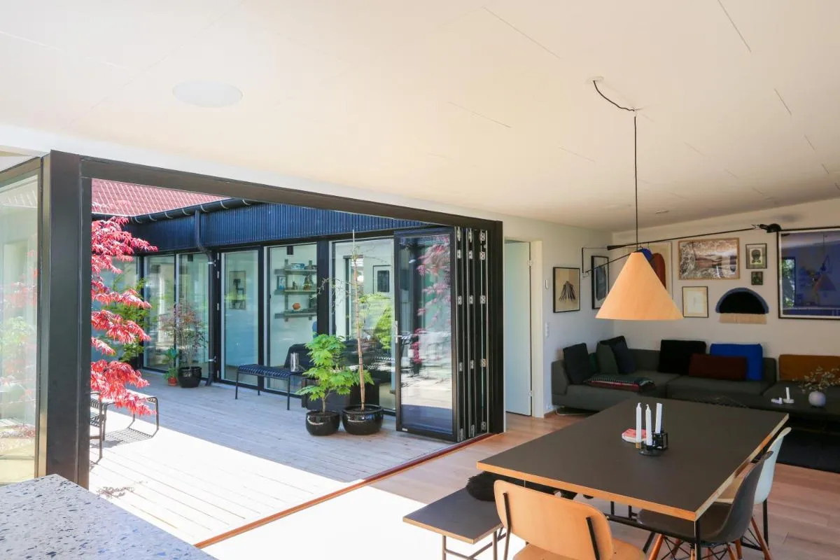 Image 3 of Modern architecture atrium house