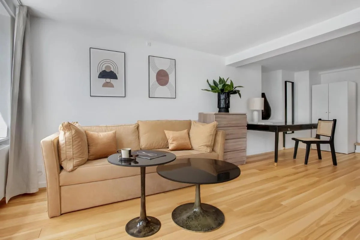 Image 4 of Sanders Regent – Precious One-Bedroom Apartment Near Central Square