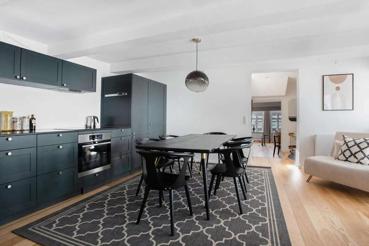 Image 3 of Sanders Regent – Precious One-Bedroom Apartment Near Central Square