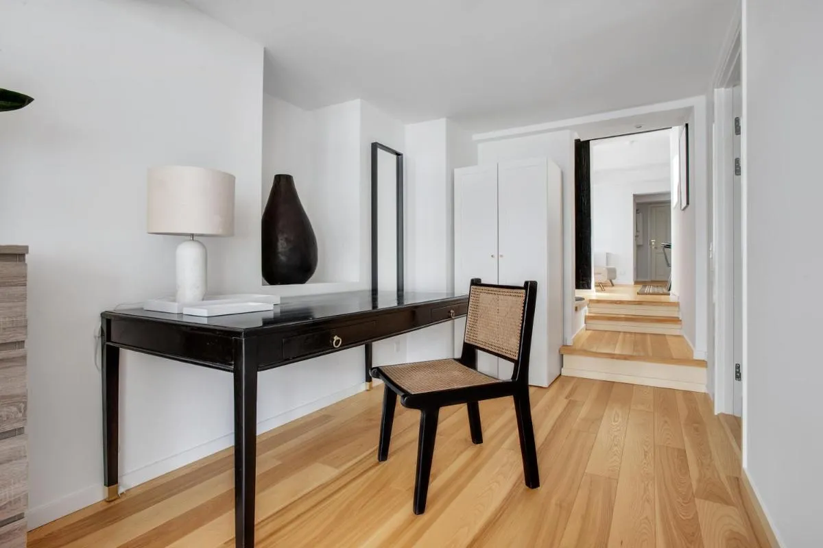 Image 1 of Sanders Regent – Precious One-Bedroom Apartment Near Central Square