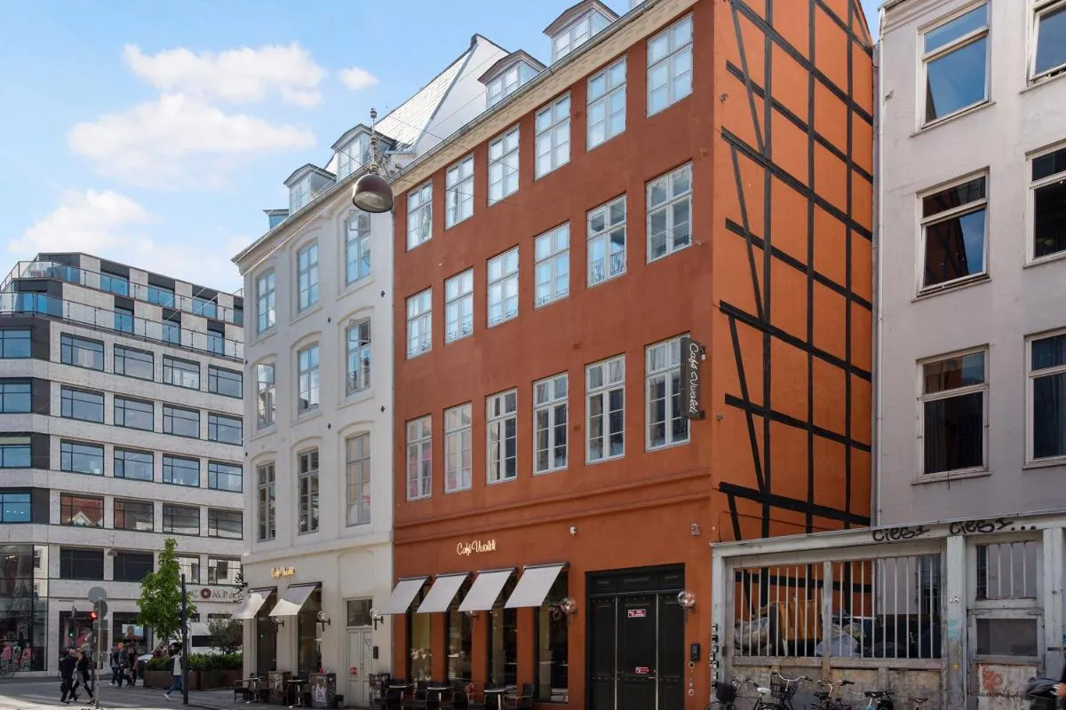 Image 2 of Sanders Regent – Precious One-Bedroom Apartment Near Central Square