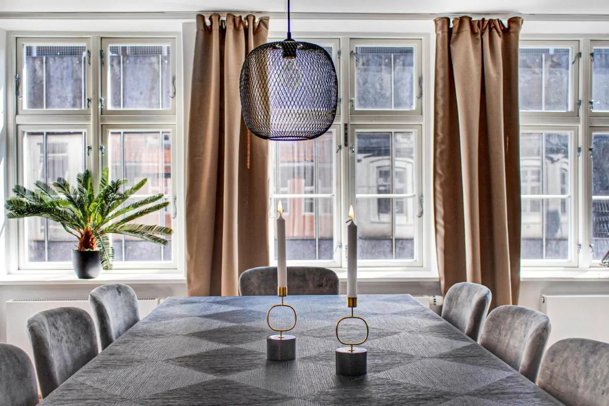 Image 4 of Sanders Regent – Treasured Three-Bedroom Apartment Near Central Square