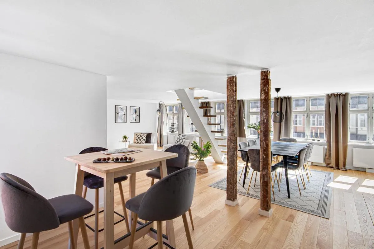 Image 3 of Sanders Regent – Treasured Three-Bedroom Apartment Near Central Square