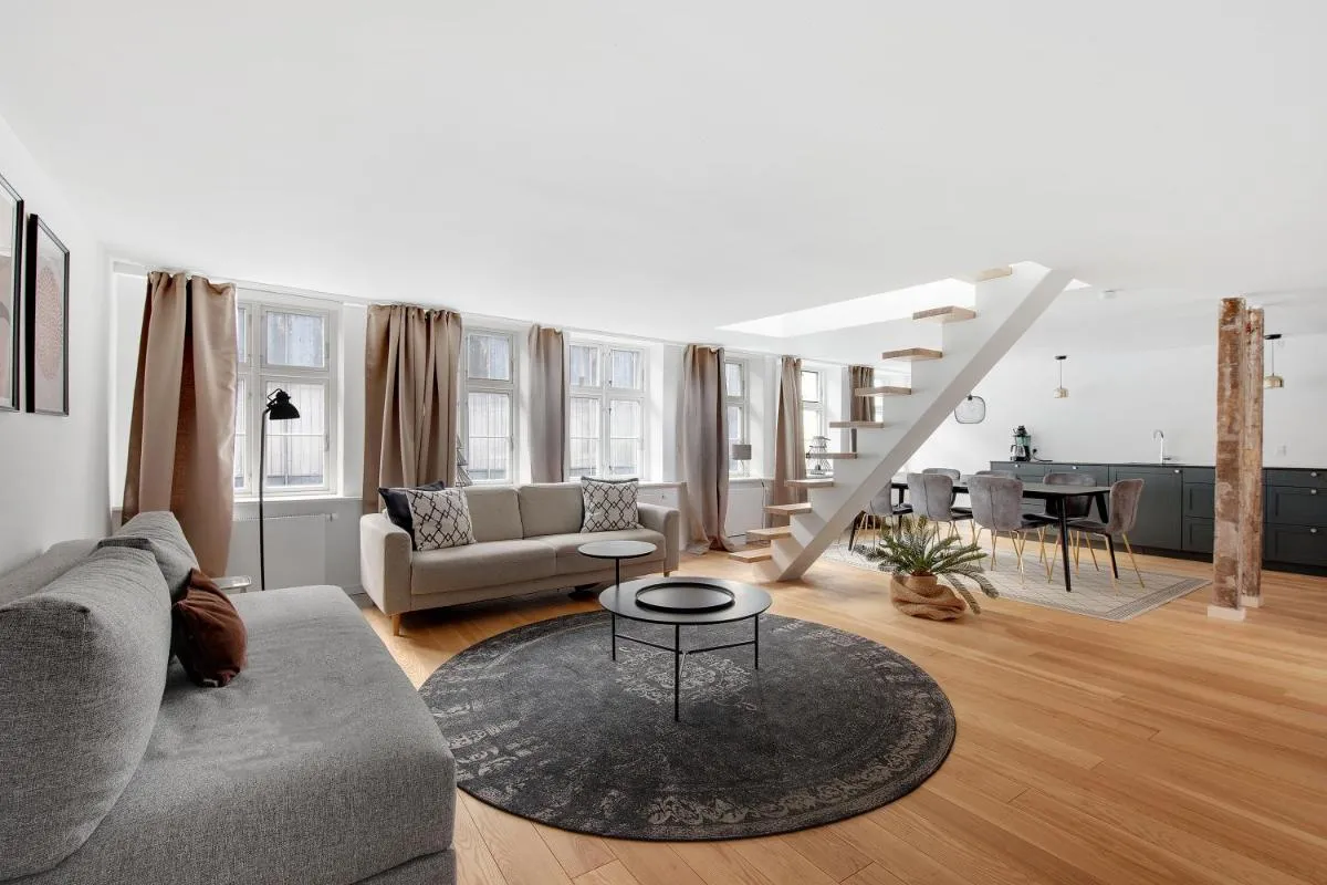 Image 1 of Sanders Regent – Treasured Three-Bedroom Apartment Near Central Square