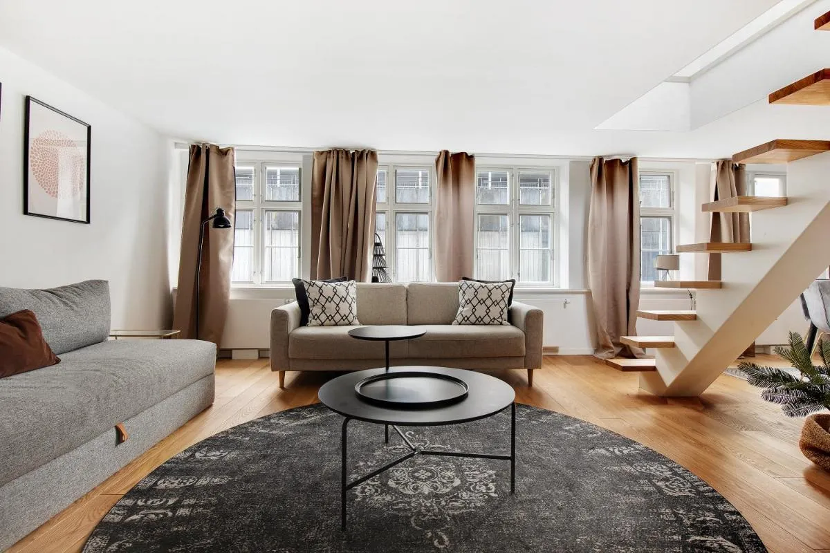Image 2 of Sanders Regent – Treasured Three-Bedroom Apartment Near Central Square