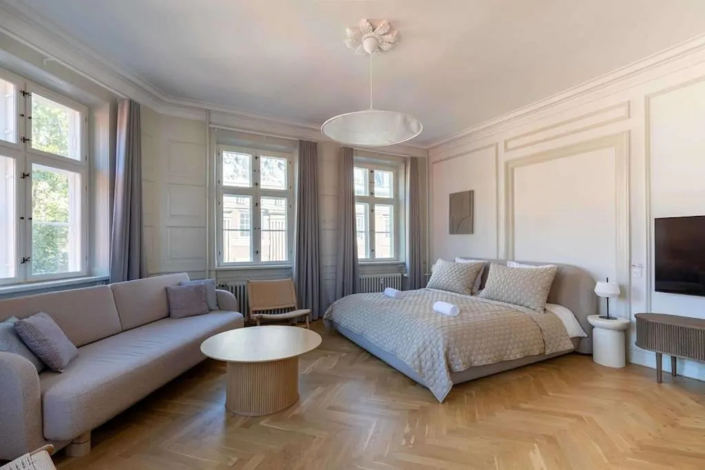 Image of Spacious Flat on Lively & Vibrant Street