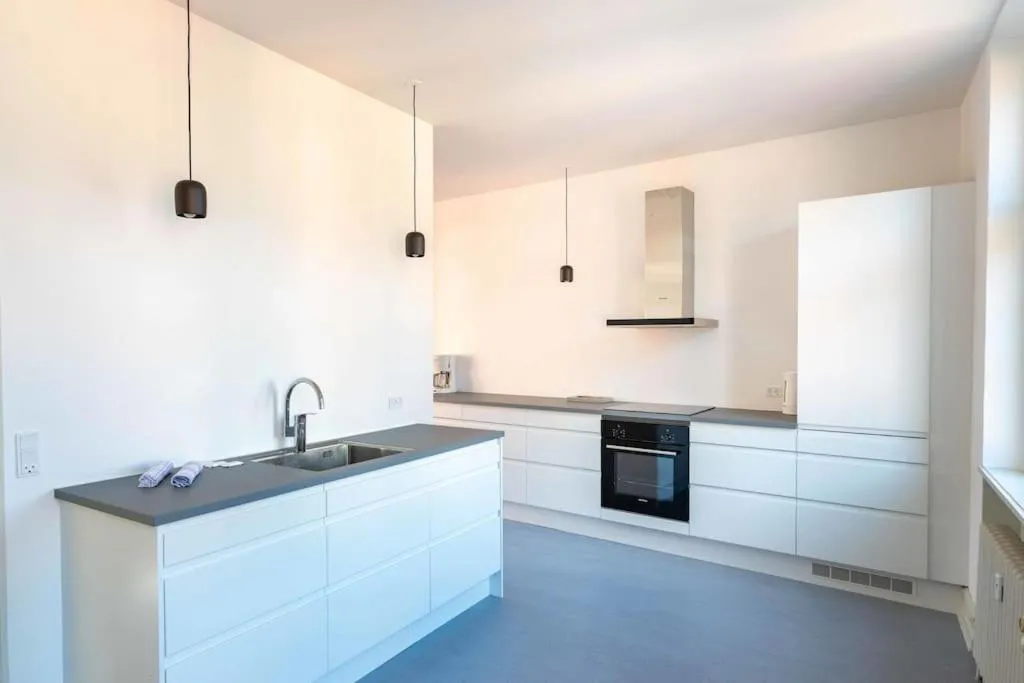 Image 3 of Spacious Flat on Lively & Vibrant Street