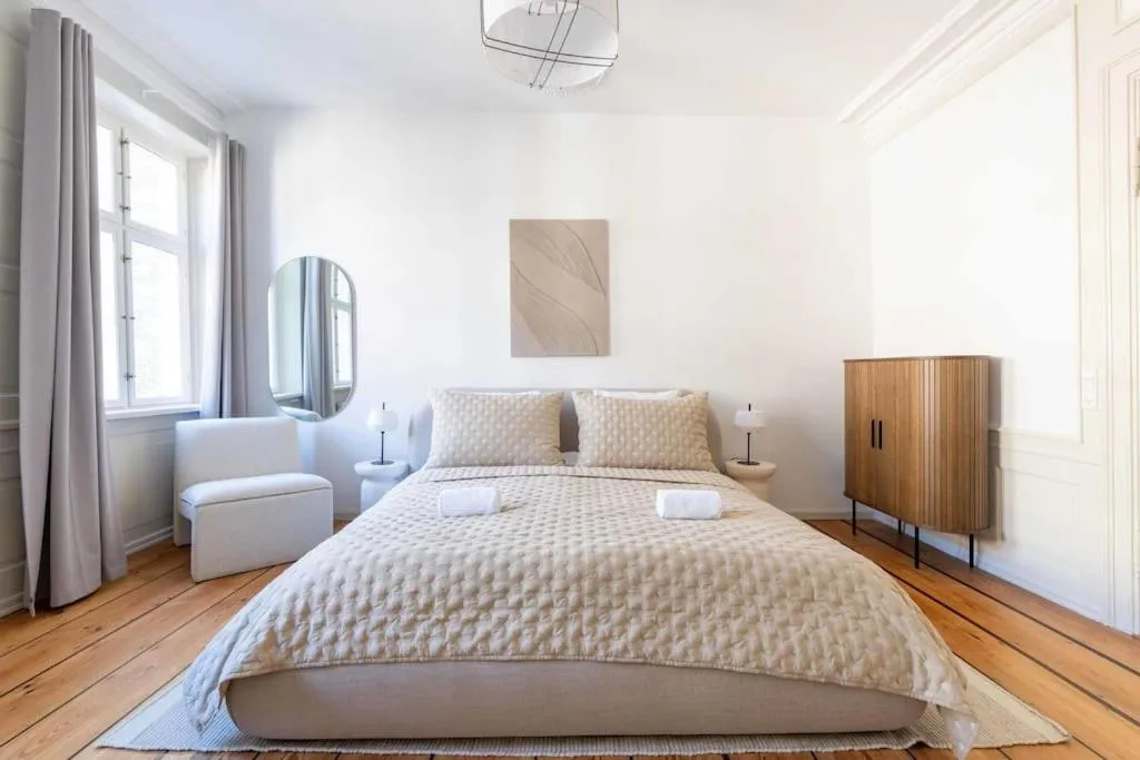 Image 4 of Spacious Flat on Lively & Vibrant Street