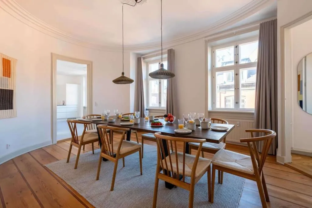 Image 2 of Spacious Flat on Lively & Vibrant Street