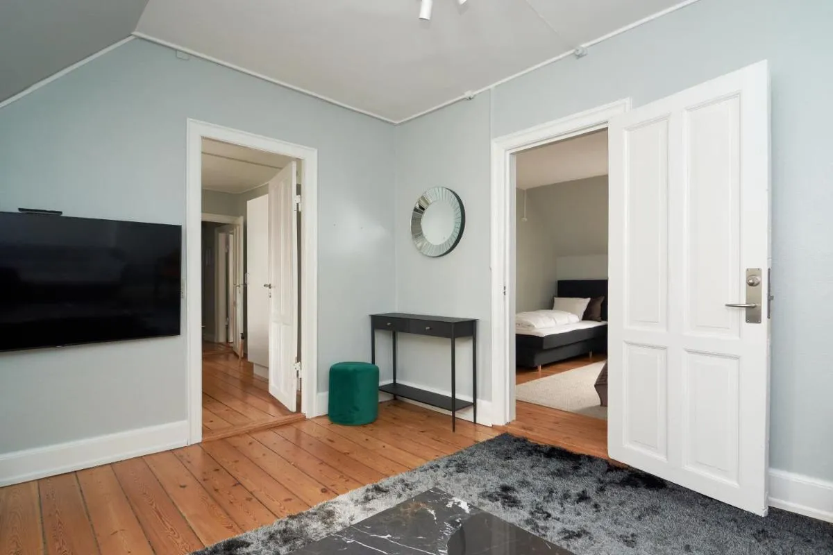 Image 4 of Stylish 5 Person Flat in Vibrant Urban Area