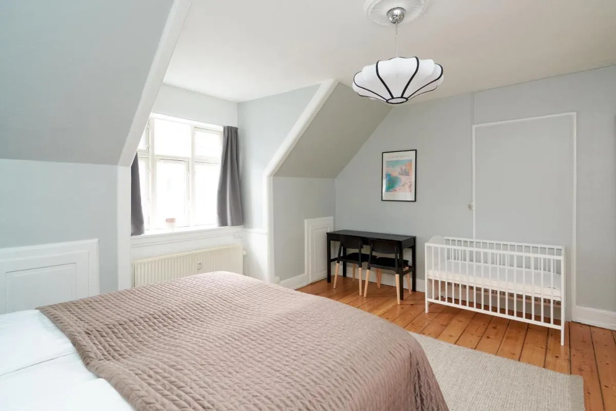 Image 1 of Stylish 5 Person Flat in Vibrant Urban Area