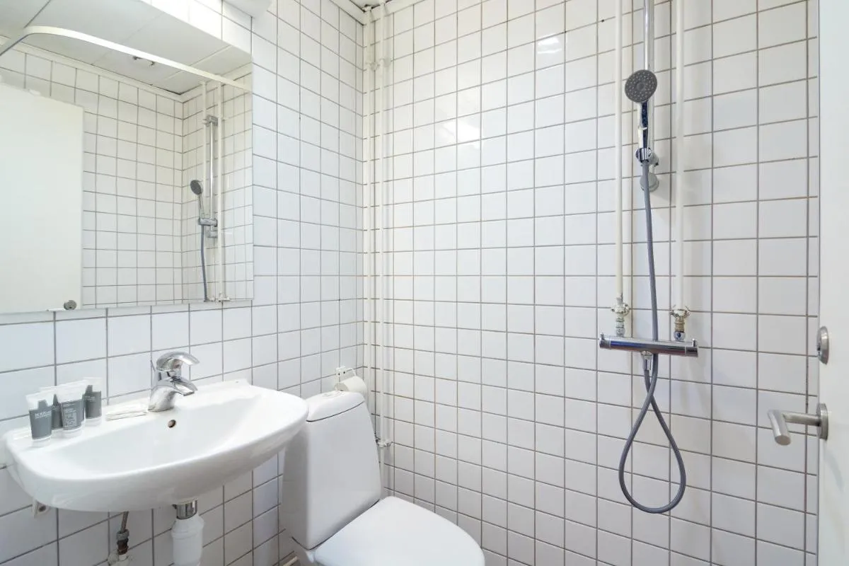 Image 2 of Stylish 5 Person Flat in Vibrant Urban Area